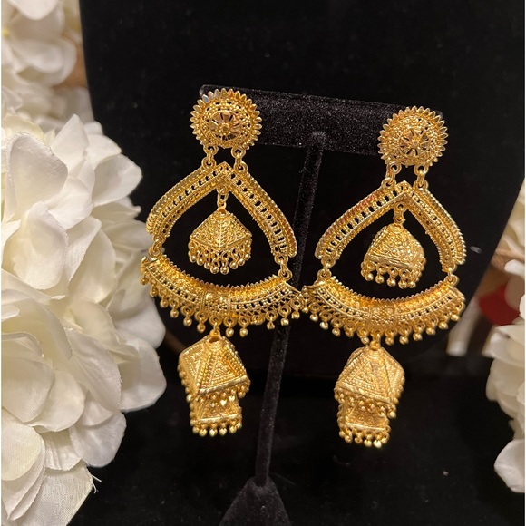 NEW India Gold Tone Chandelier Earrings - Picture 3 of 4